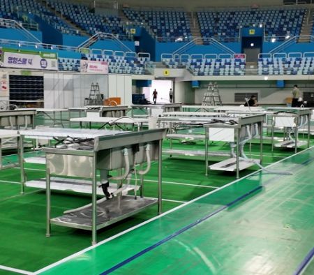 인천 행사집기 렌탈 현장에 설치된 업소용 싱크대와 작업대